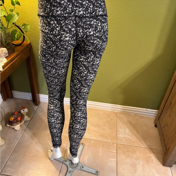 Lululemon Athletica Black and White Speckled Leggings - Picture 7 of 15